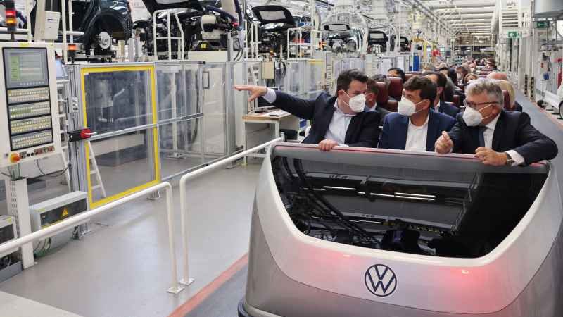 Ministros del G7 aprenden sobre la movilidad eléctrica en Volkswagen