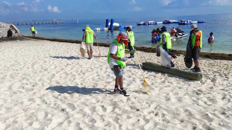 CEMEX y Ocean Conservancy se unen para limpiar playas en Cancún