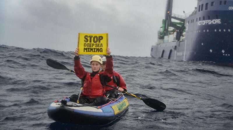 Activistas protestan ante  barco de minería submarina el Pacífico