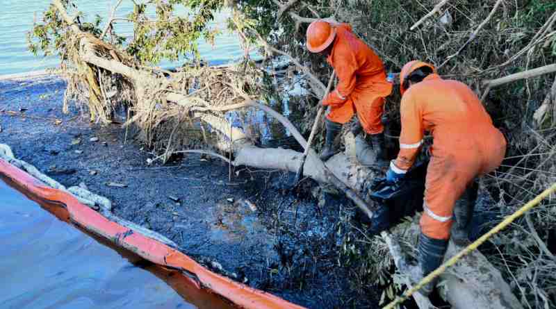 Despliega Pemex operativo de contención en el río Tuxpan tras fuga