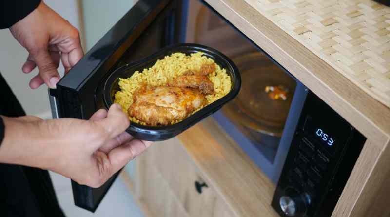 Alerta Greenpeace sobre riesgos químicos al calentar comida en envases de plástico