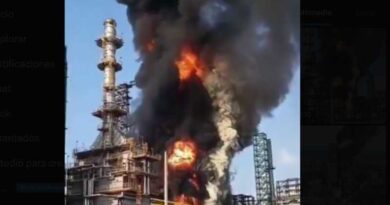 Sofoca Pemex incendio en fosa de coque de la Refineria de Dos Bocas